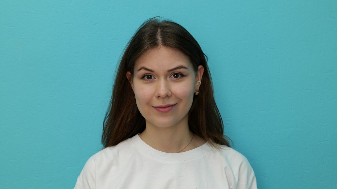 Closed-mouth smile, recorded participant P0016