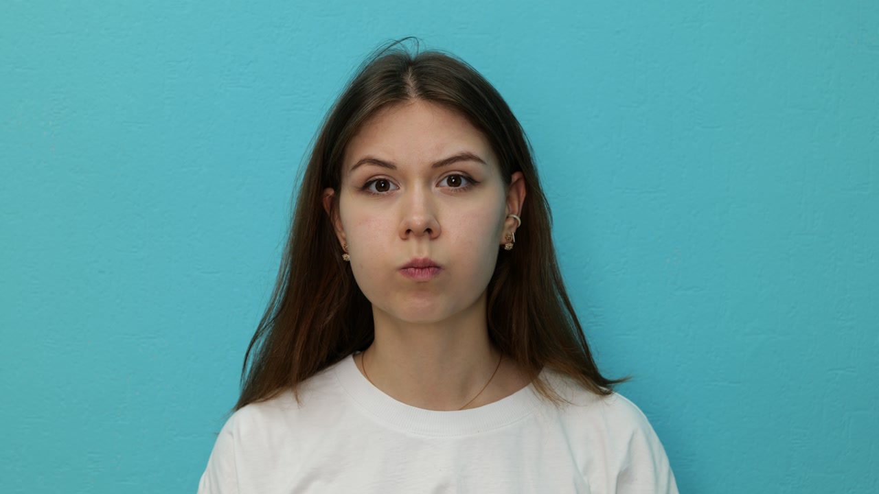 Cheeks puffed, recorded participant P0016