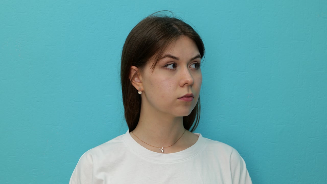 Participant P0016 turning her head during a recorded take